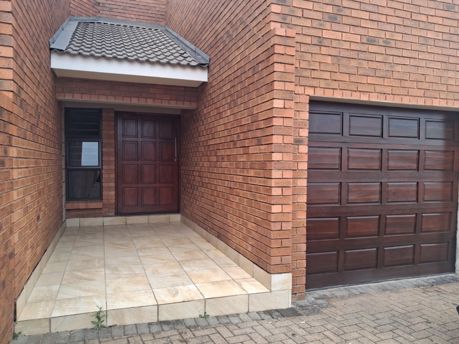 To Let 3 Bedroom Property for Rent in Hillside Free State